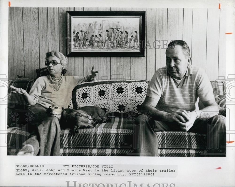 1980 Press Photo John Eunice West Trailer Home Threatened Mining Community - Historic Images