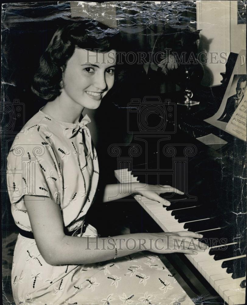 1946 Press Photo Betty Jean Schoeppe to represent the Junior Red Cross - Historic Images