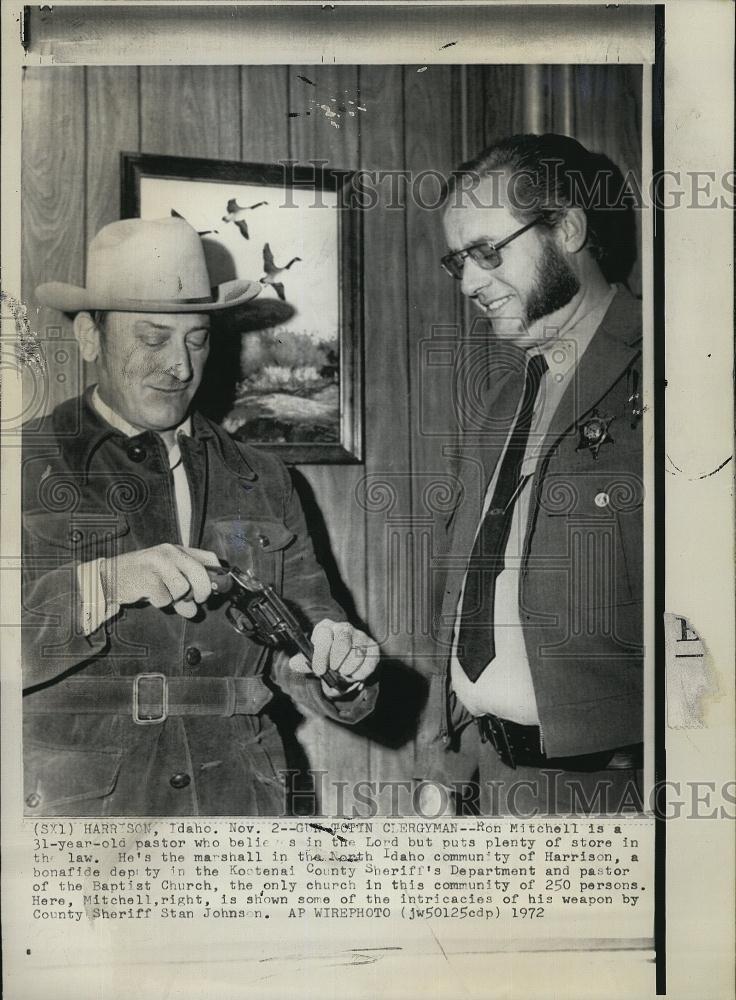 1972 Press Photo Ron Mitchell, pastor &amp; lawman &amp; Sheriff Stan Johnson - Historic Images