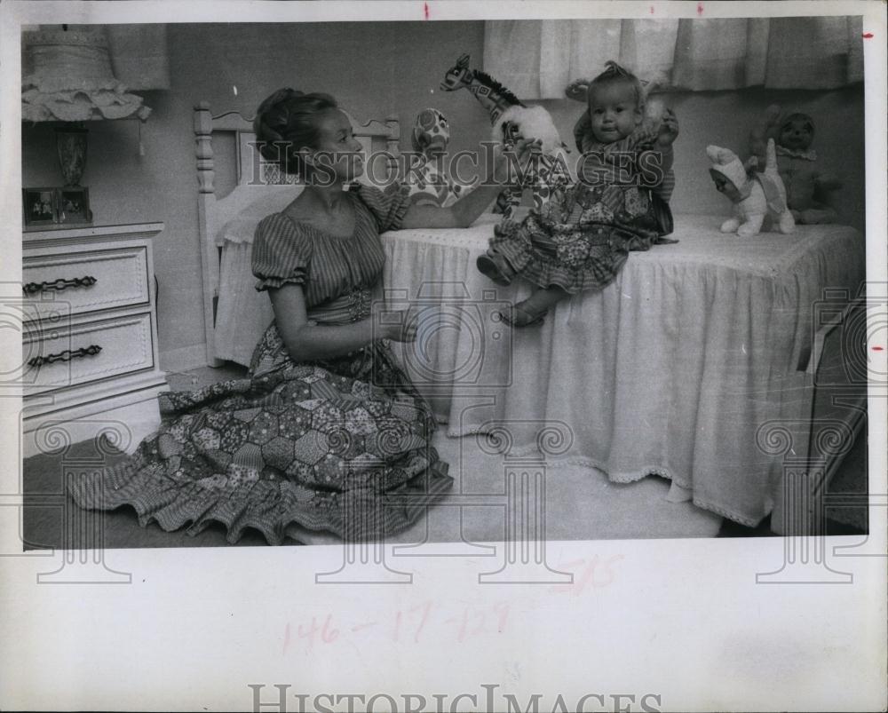 1971 Press Photo Esther And Deana Hecker, Sewing, Peasant Dress - RSL98937 - Historic Images