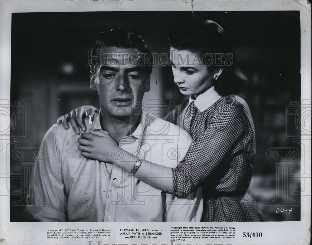 1953 Press Photo Victor Mature &amp; Jean Simmons in &quot;Affair with a Stranger&quot; - Historic Images