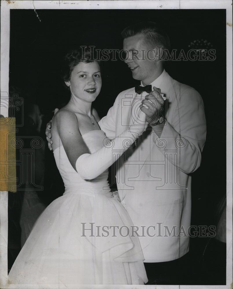 Press Photo Carolyn Joslin &amp; Edward Klunn at a dance - RSL82477 - Historic Images