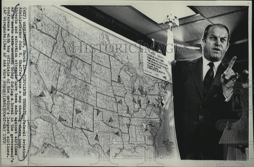 1972 Press Photo John Shaffer of FAA with airline bomb threats map - RSL39805 - Historic Images