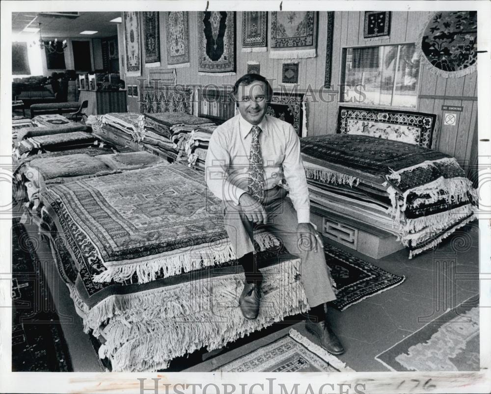 1978 Press Photo Oriental Rugs Charles Saad II President rug Gallergy - Historic Images