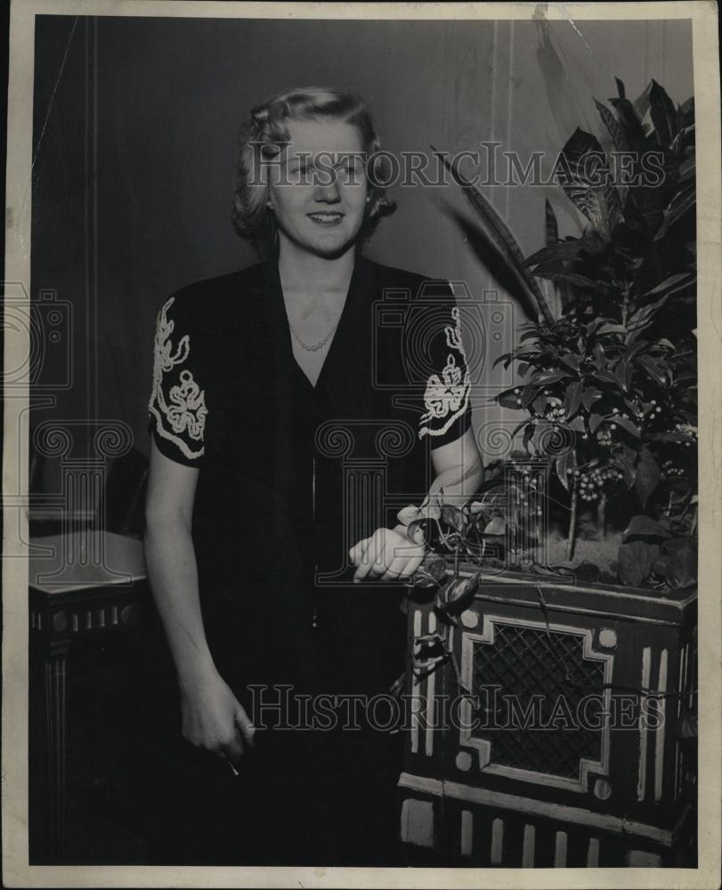 1943 Press Photo Betsy Day posing for photo - RSL44795 - Historic Images