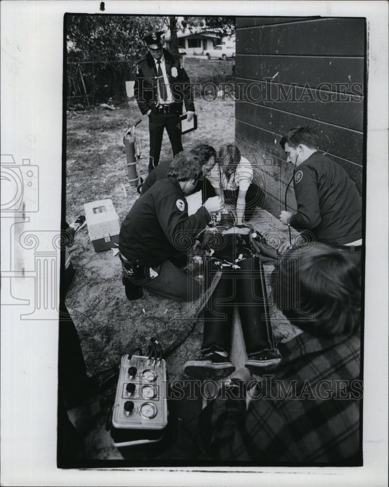 1978 Press Photo Charles Evans injured by gun he found &amp; EMTs work on him - Historic Images