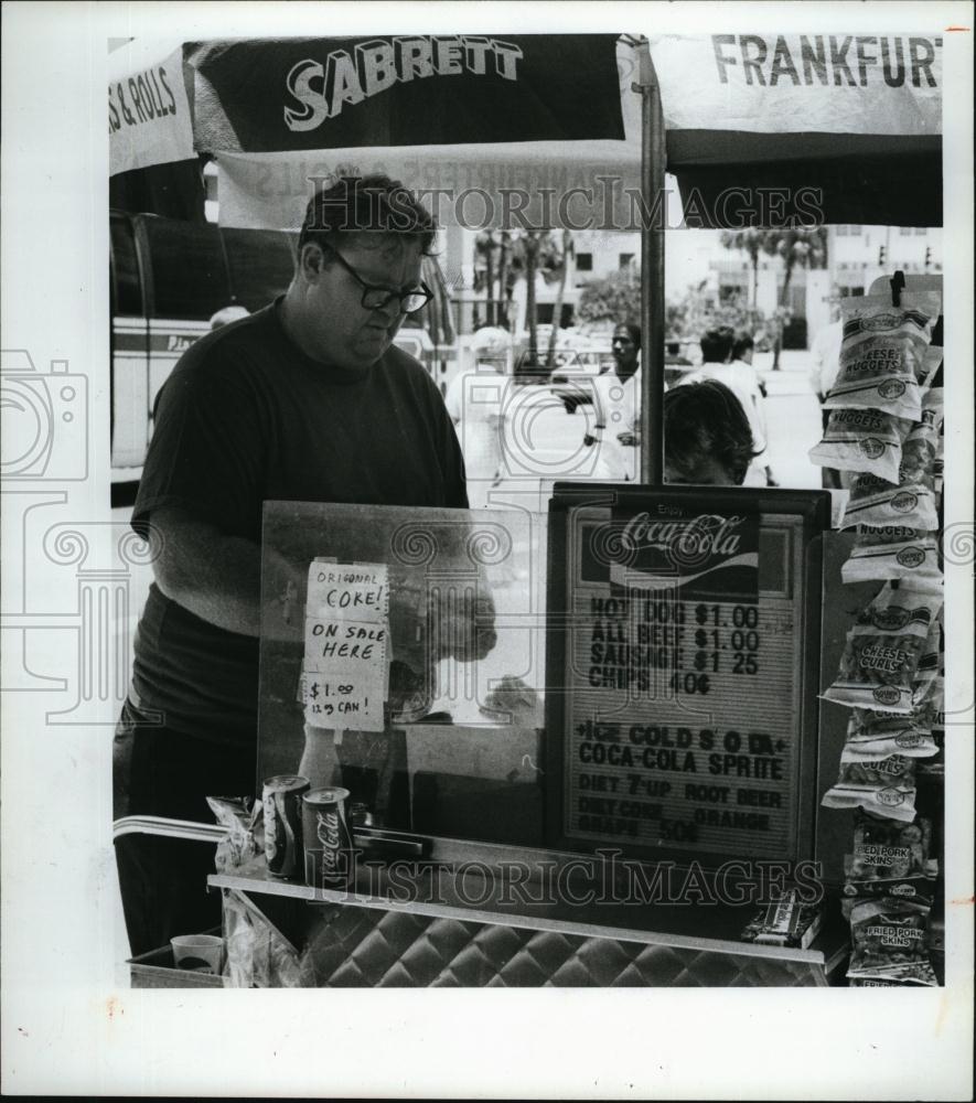 1985 Press Photo hot dog stand vender Mark Scriven serving young customer - Historic Images