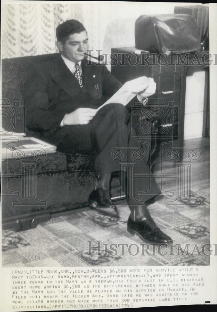 1945 Press Photo Atty Lee Ward, filed a suit on diff on his pay in the navy - Historic Images