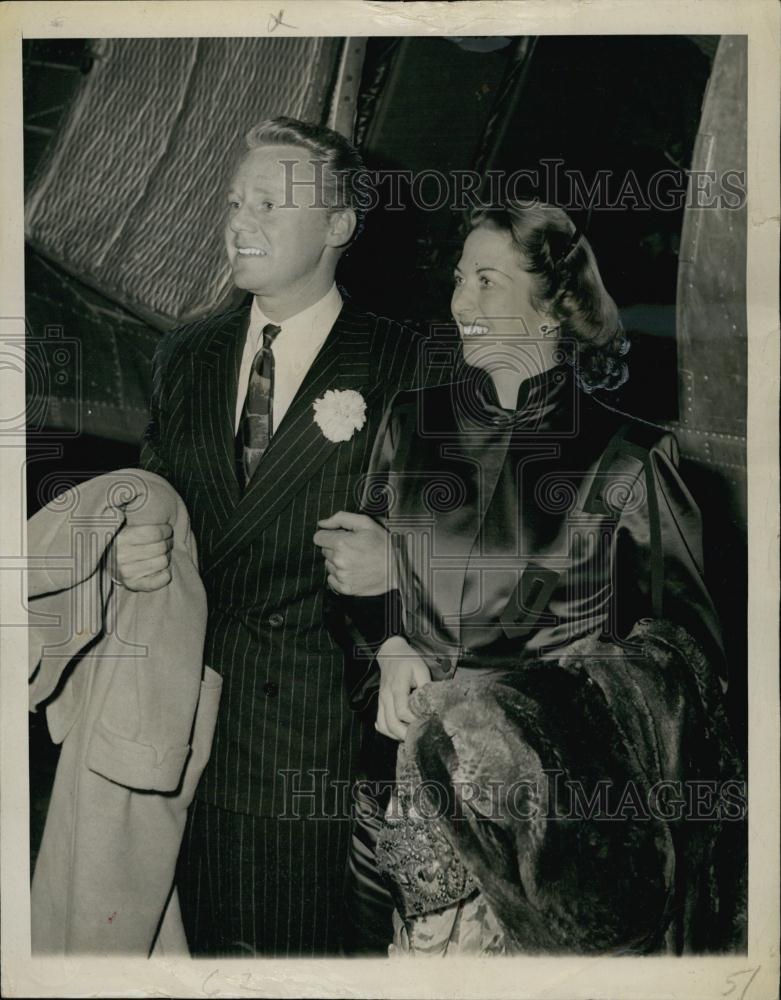 1947 Press Photo Van Johnson &amp; bride Evie Wynn after returning to Burbank CA - Historic Images