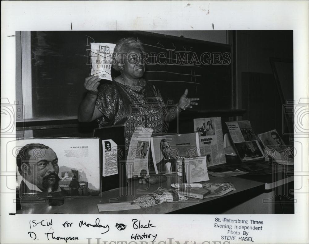 1981 Press Photo Teacher Dorothy Thompson shown black contribution to history - Historic Images