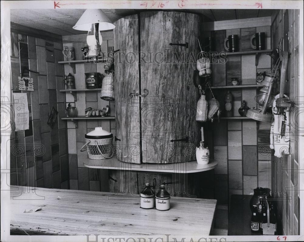 1960 Press Photo A 2,000-pound mahogany tree trunk forms a cupboard - RSL99291 - Historic Images