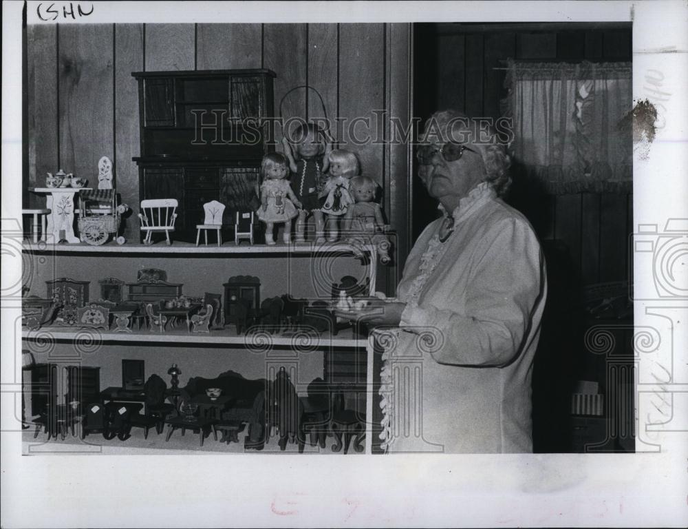 1981 Press Photo Genevieve Espenas, Antique Doll Shop, German Kestner Doll - Historic Images