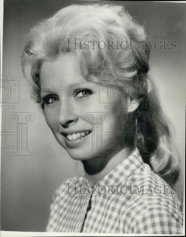 1961 Press Photo Pretty Cindy Robbins &quot;The Tom Ewell Show&quot; - RSL02133 - Historic Images