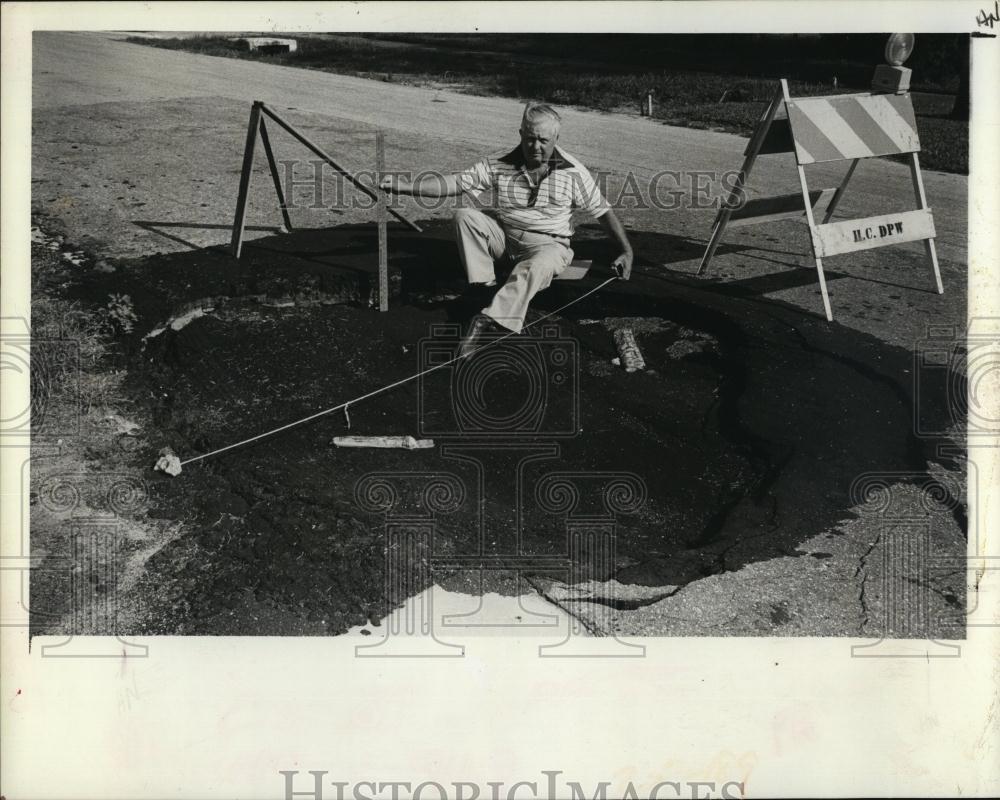 1984 Press Photo Fred Wall Hole on Road 8 Feet Wide He Has Been Complaining - Historic Images