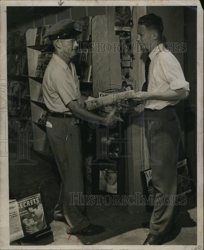 1973 Press Photo Charlie Ziegler news stand customer David Slapo - RSL91115 - Historic Images