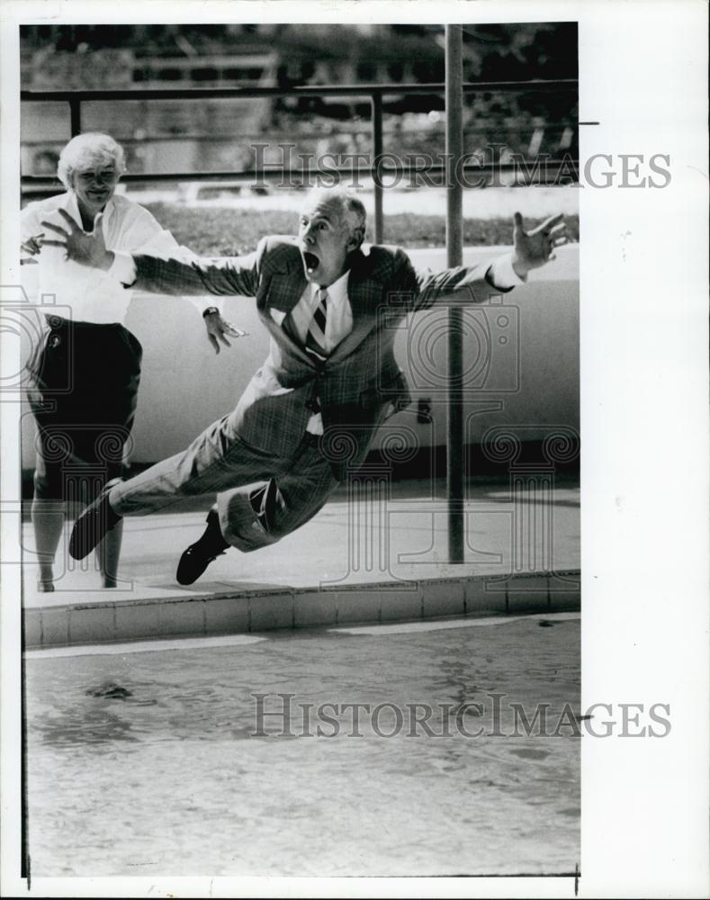 1988 Press Photo City Council member JW Cate Jr North Shore Pool video - Historic Images