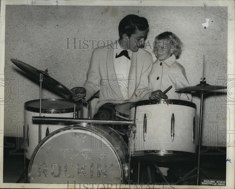 1960 Press Photo George Perry Showing Elaine Hill Age 3 How to Play - RSL88223 - Historic Images