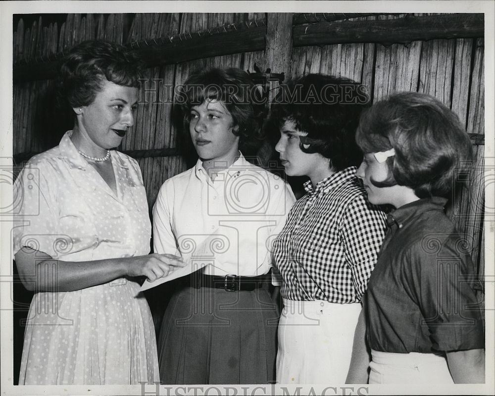 1962 Press Photo Brookline High School Students Learn Of New Dress Code - Historic Images