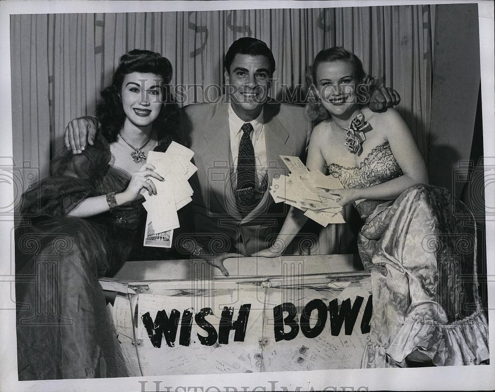 1950 Press Photo TV Host Bert Parks Flanked by Janis Gilbert and Jean Darling - Historic Images