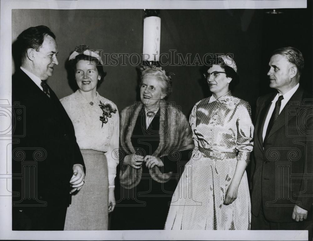 1965 Press Photo Nurses Honor First Graduate Nursing School Late Linda Richards - Historic Images