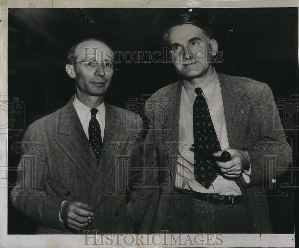 1945 Press Photo OIl Workers Union Pres OA Knight With Harvey O'Connor - Historic Images