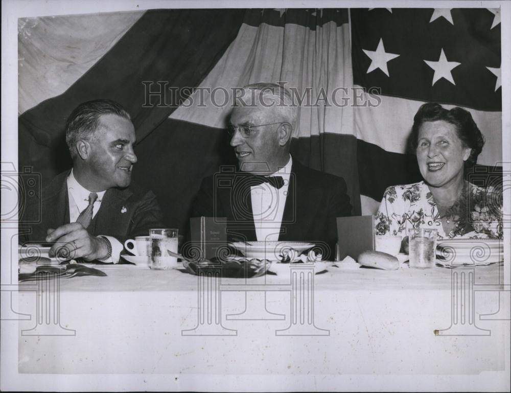1946 Press Photo Police chief Igoe,GE Thompson & Mrs J Igoe - RSL86805 - Historic Images