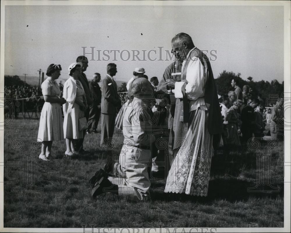 1960 Press Photo Rev Lawrence MBrock Jr Gives Communion at Camp Drum personel - Historic Images