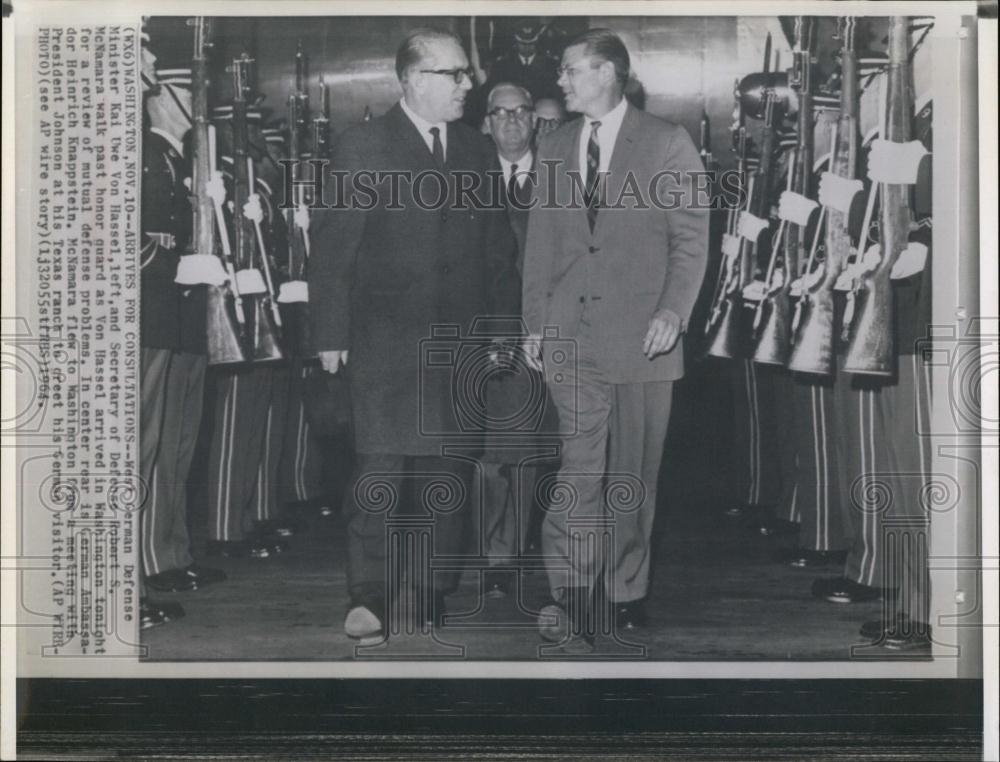 1964 Press Photo Kai Uwe Von Hassel of German Defense and Sec Robert McNamara - Historic Images