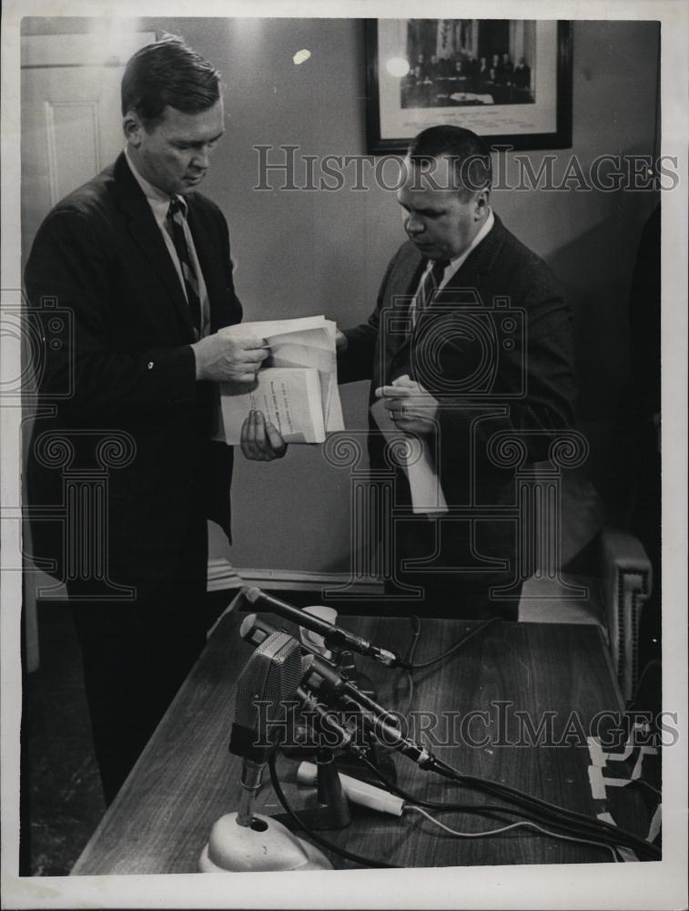 1963 Press Photo Governor Peabody Chats With Press Secretary James Smith - Historic Images