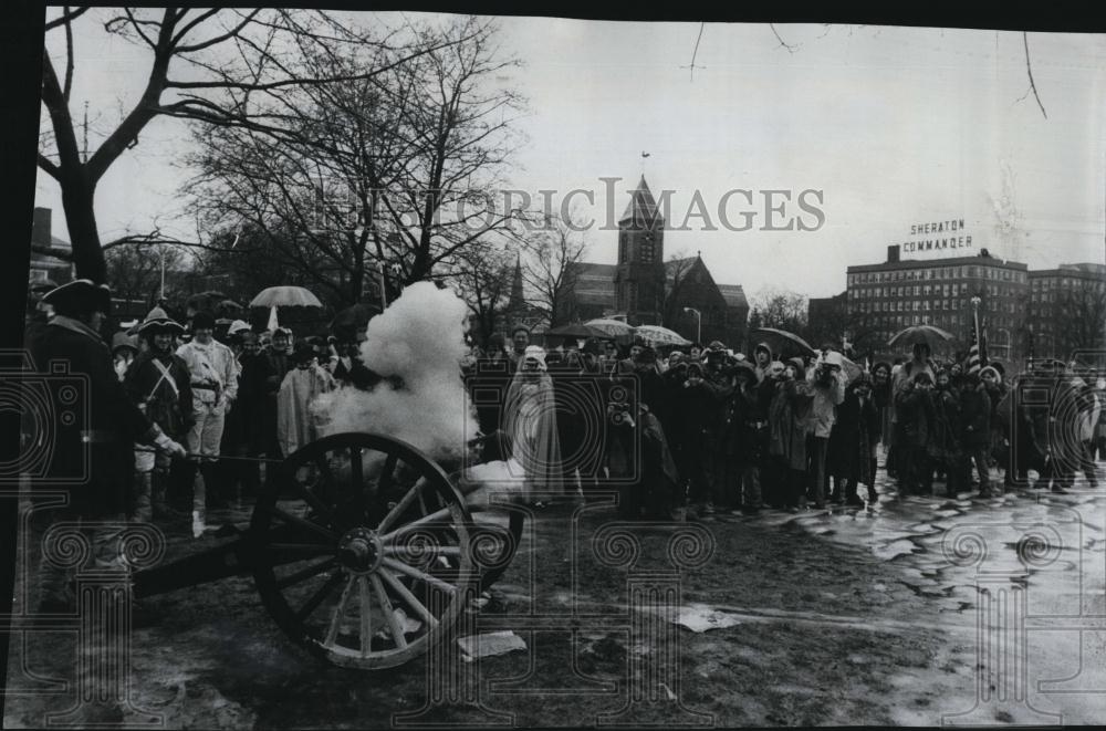 1976 Press Photo Cambridge Common Re-Enactment Famous Trek by Colonel Henry Knox - Historic Images