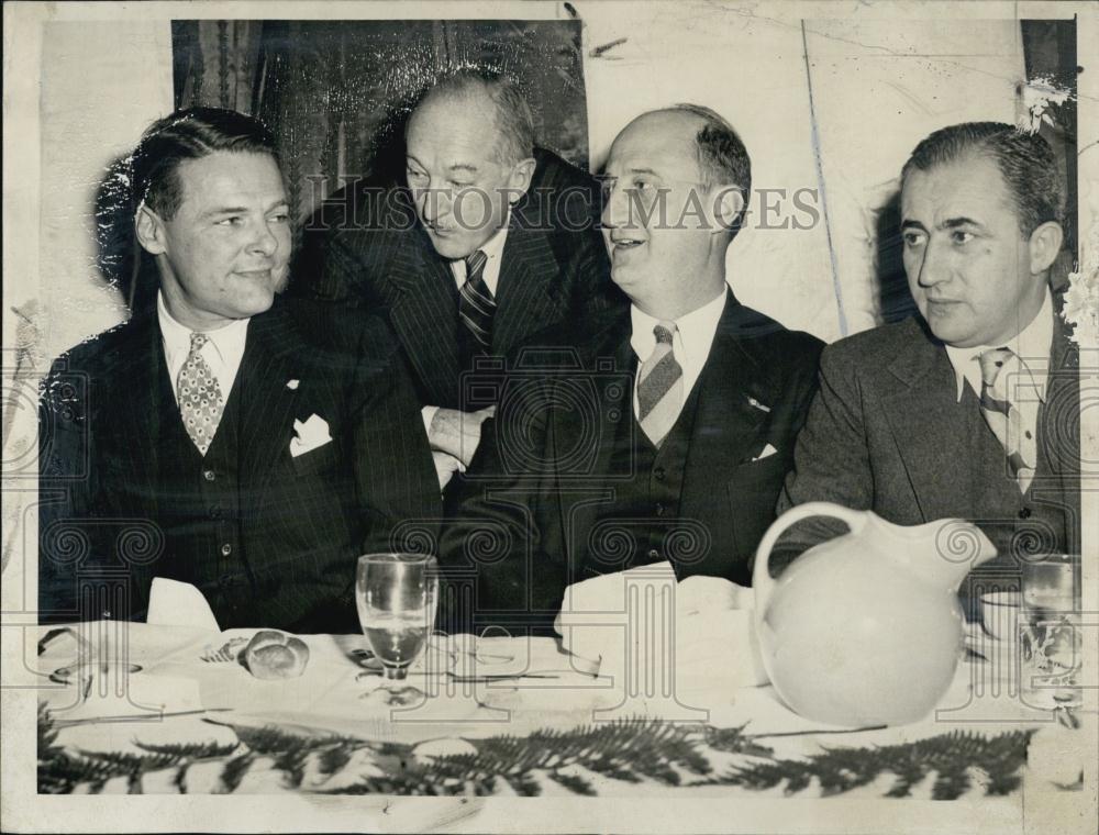 1946 Press Photo Former Sen Henry Cabot Lodge with members of Republican Club - Historic Images