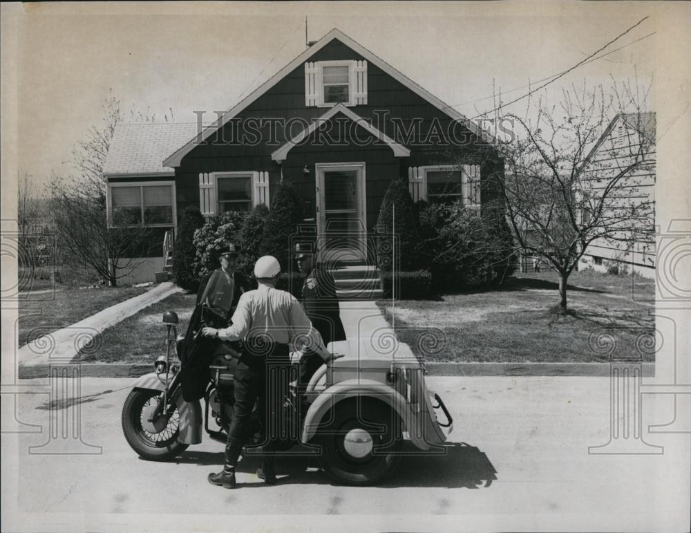 1968 Press Photo Murder Scene in Worchester, House, Police Officers - RSL39415 - Historic Images