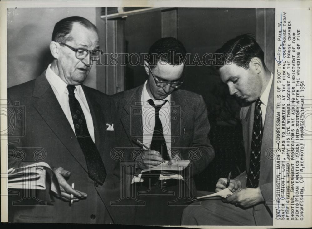 1954 Press Photo RepPaul WShafer of Michigan talked to reporters at courthouse - Historic Images