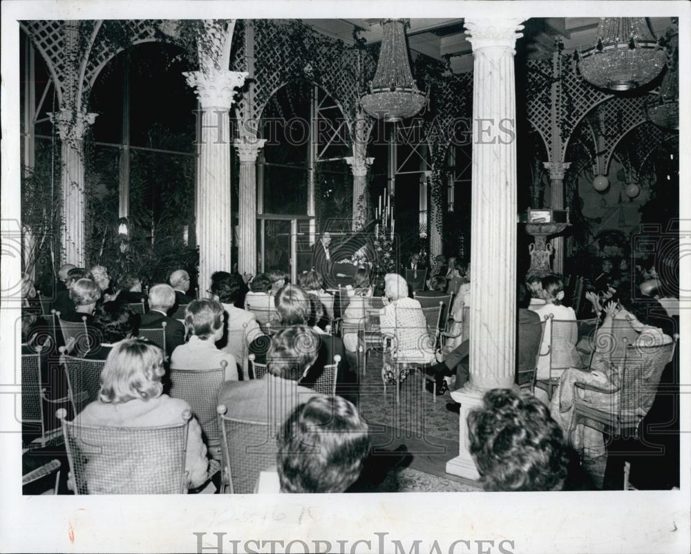 1977 Press Photo Concert at the garden room of Baumgardner&#39;s restaurant in Fla - Historic Images