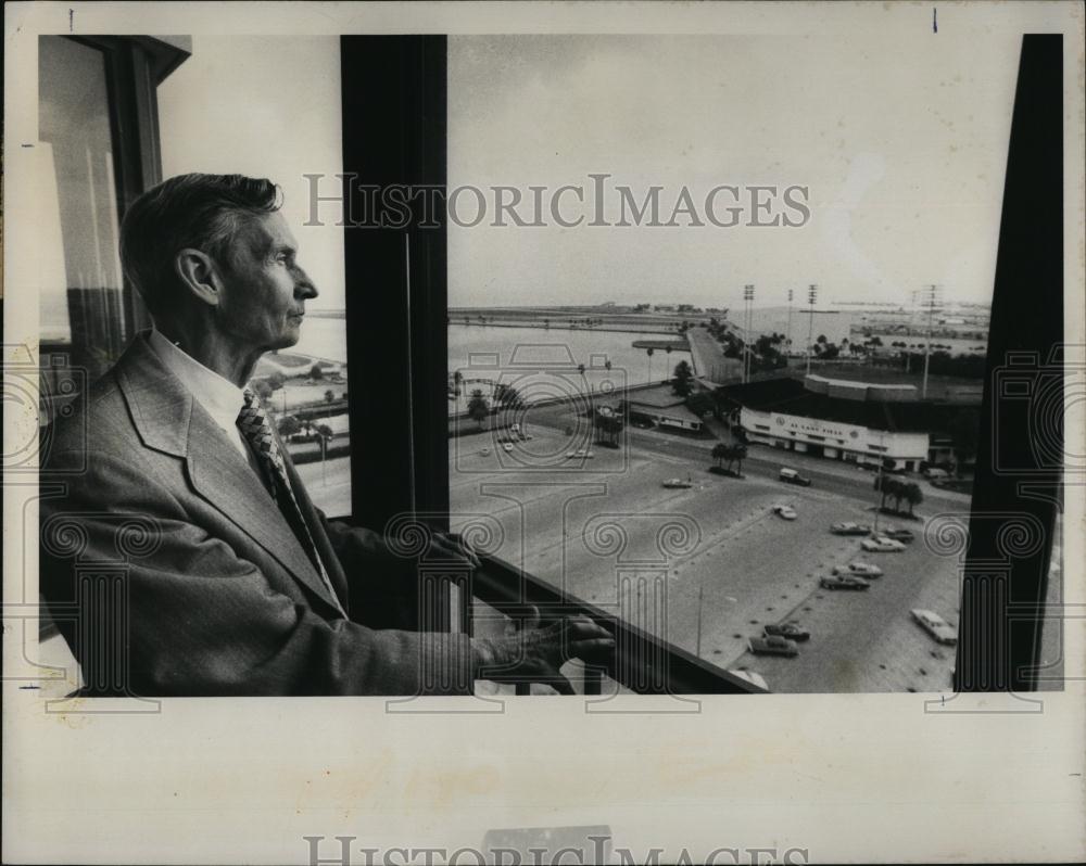 1975 Press Photo Charles Trowbridge, resident of Bayfront Tower &amp; Al Lang field - Historic Images