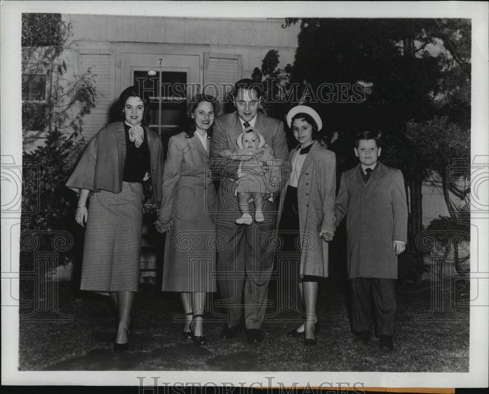 1951 Press Photo Actor Dan Seymour &amp; His Family on &quot;We, the People&quot; - RSL39517 - Historic Images