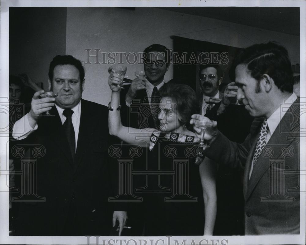 1974 Press Photo Toasting for Israel Independence Day at Metropolitan Boston - Historic Images