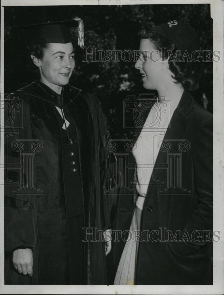 1949 Press Photo Wellesley President Margaret Clapp With Student Graduation - Historic Images