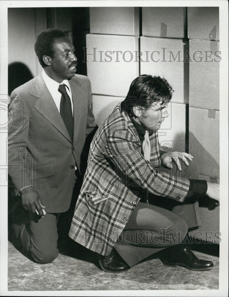 1974 Press Photo Mitchel Ryan &amp; James McEachin In &quot;Chase&quot; - RSL59003 - Historic Images