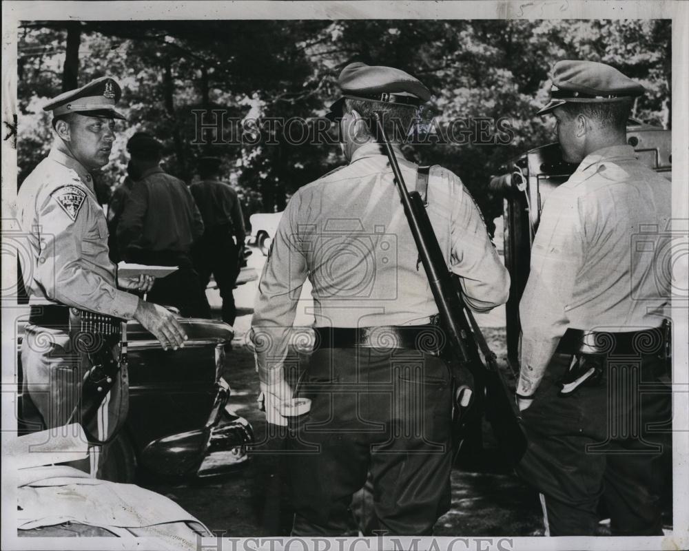 1959 Press Photo Lt William Owens Giving Directions to His Men - RSL85875 - Historic Images