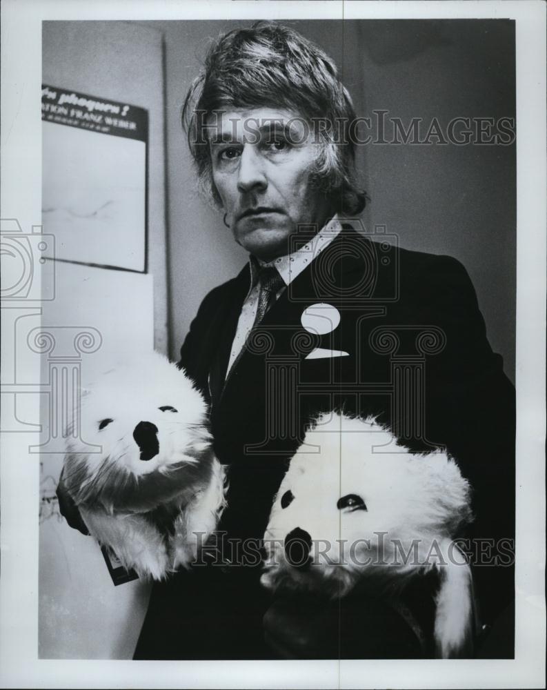 1977 Press Photo Mr Franz Weber with The Weber Foundation holding toy seals - Historic Images