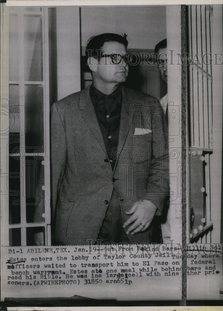 Press Photo Billie Sol Estes enters lobby of County Jail - RSL94957 - Historic Images