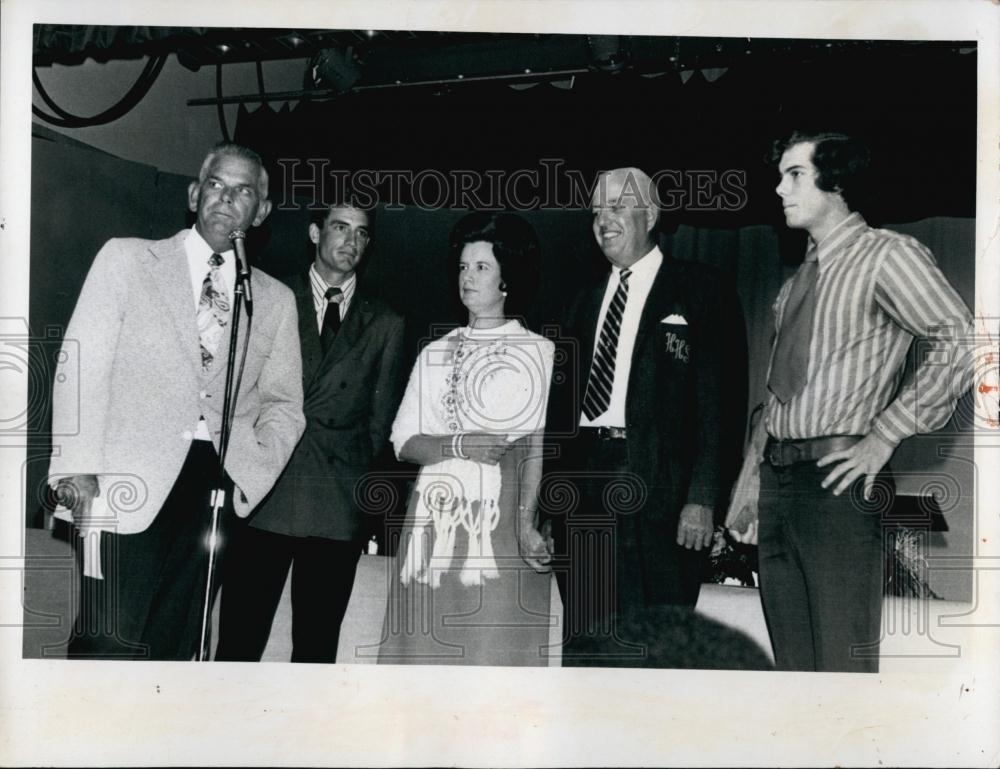 1973 Press Photo Hernando High Principal Dr W Hendry with retiree Tom Varn - Historic Images