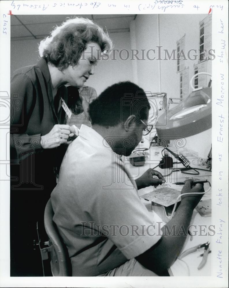 1982 Press Photo Actress Nannette Fabray Watches Disabled Ernest Morrow Solder - Historic Images