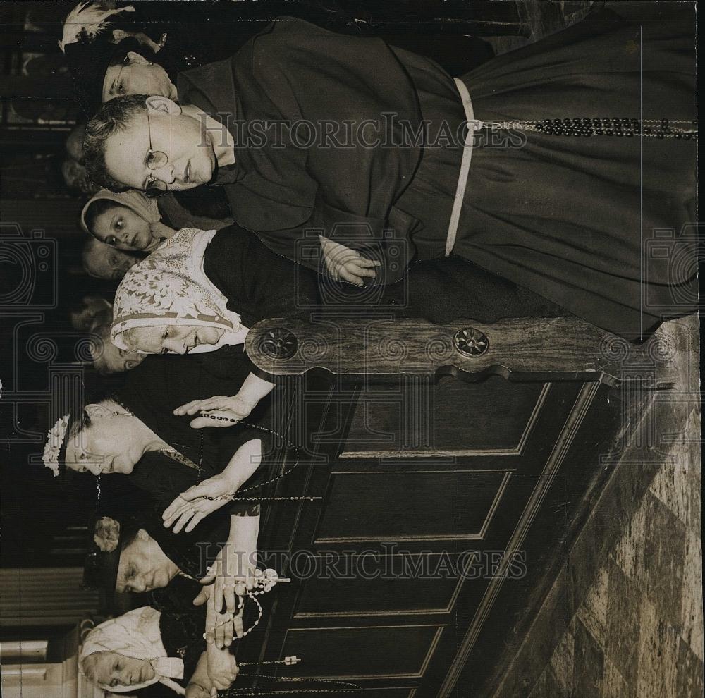 1948 Press Photo Brother Girard Vigorito and Parishioners of StLeonard's Church - Historic Images