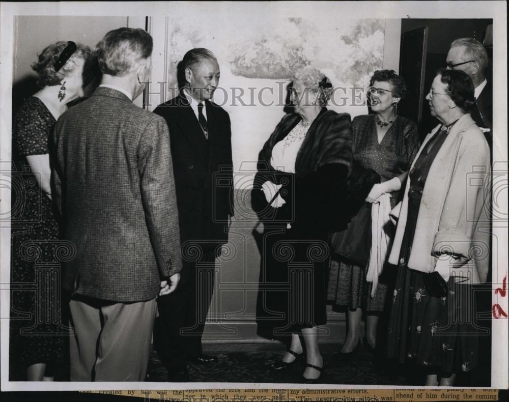 1958 Press Photo AmbDrTong of China to USgreeted by StPetersburg Woman&#39;s - Historic Images