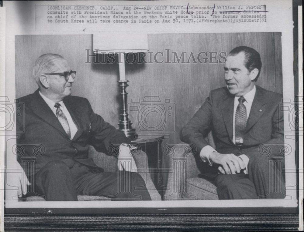 1971 Press Photo Ambassador WIliam J Porter consults with President Nixon - Historic Images