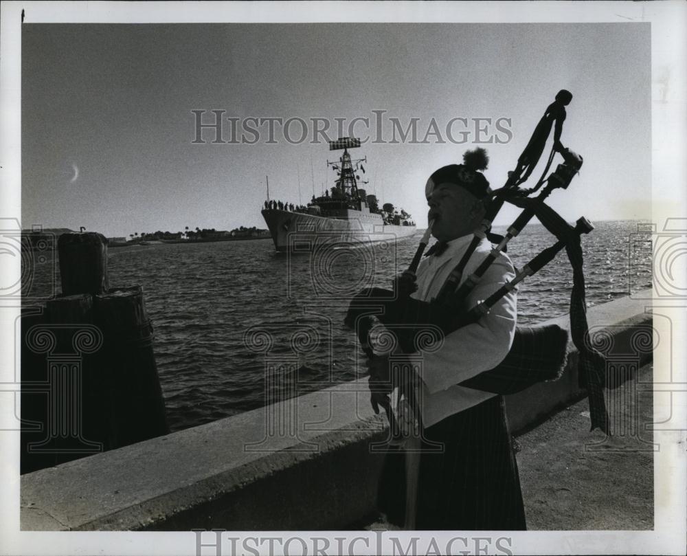 1977 Press Photo Robbie Robertson, Bagpipes, Eskimo Ship, Dunedin Florida - Historic Images