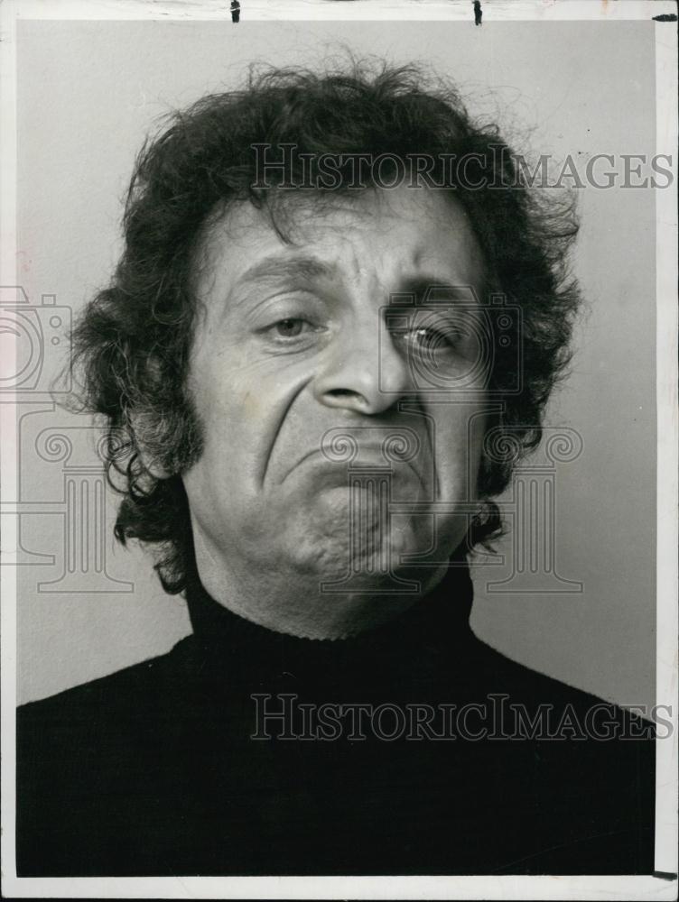 1972 Press Photo Comedian Mort Sahl guest starts on NBC&#39;s &quot;Emergency&quot; - Historic Images