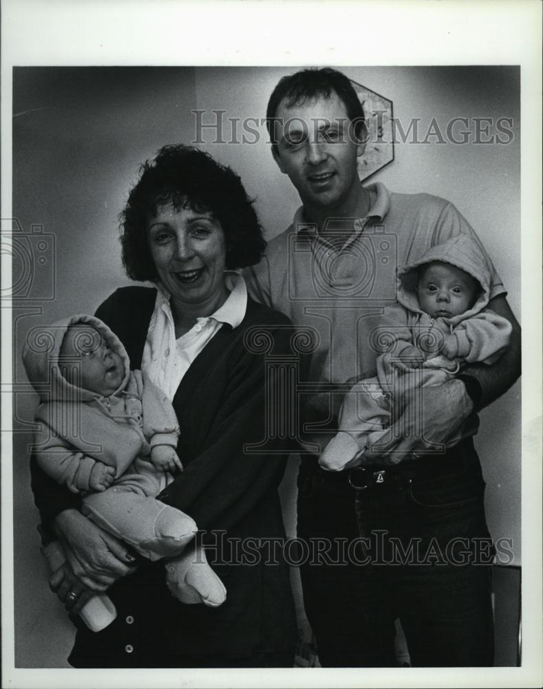 1986 Press Photo Mr & Mrs Dan Serpico & Twin Boys Matthew & Patrick Awarded Mone - Historic Images